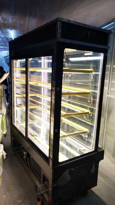 Tủ bánh kem 1m5 5 tầng với thiết kế đẹp sẽ dễ dàng thu hút khách hàng